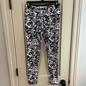 Victoria Sport Camo Print Knockout Legging